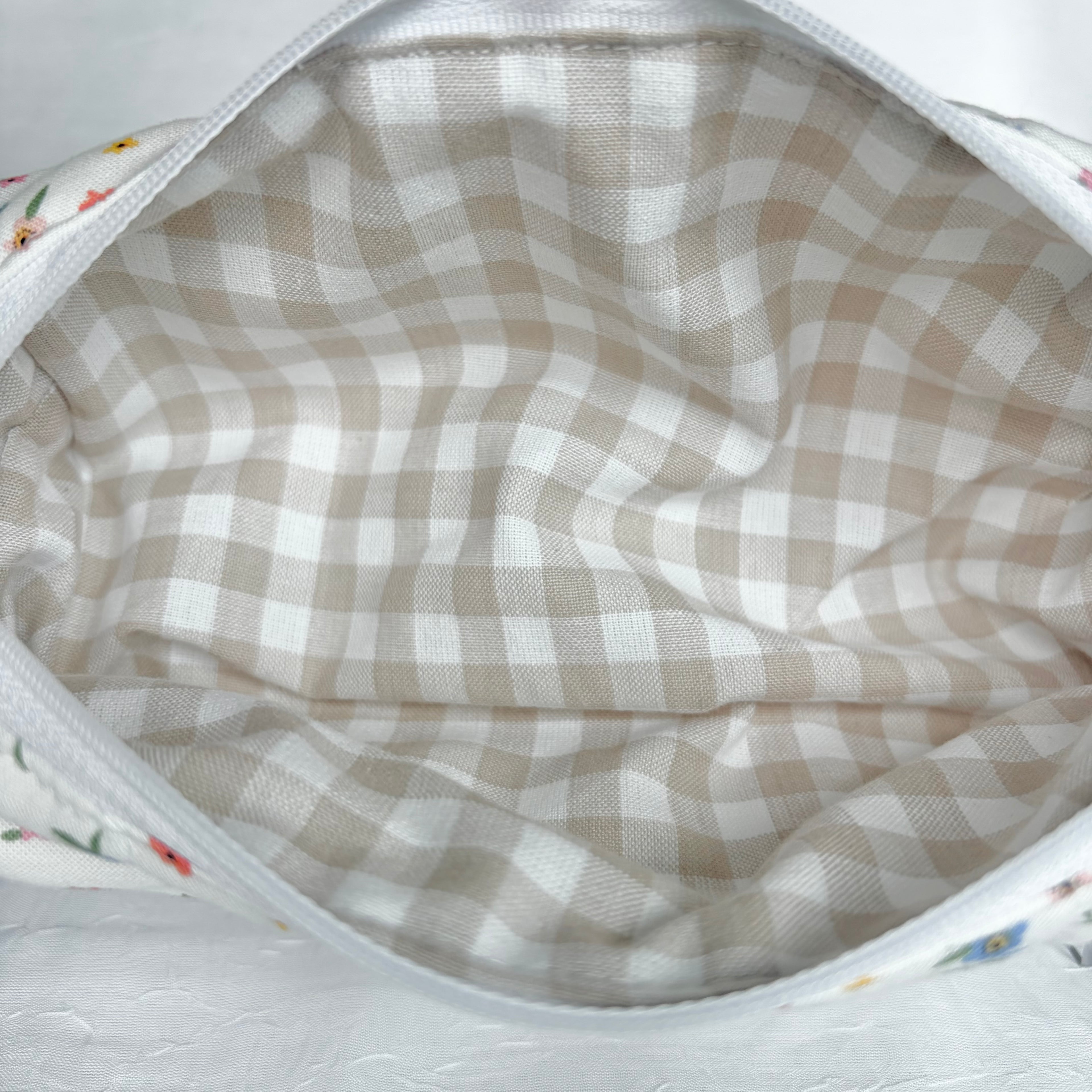 Beige gingham liner close up